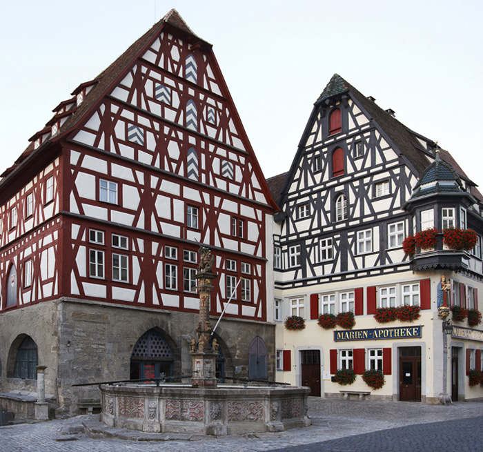 Rothenburg, fountain of St. George and half-timbered houses