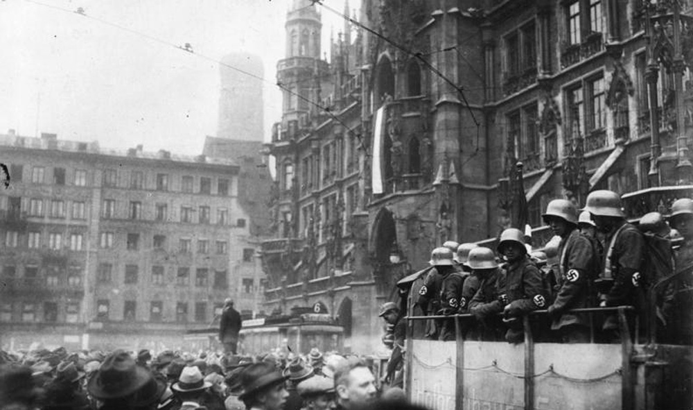 Seguidores de Hitler en Mariemplatz el día del putsch de la cervecería el 9 de noviembre de 1923